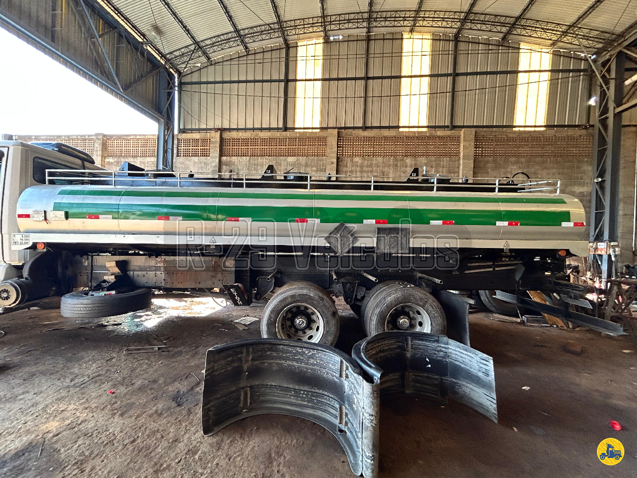 CARROCERIA SOBRE CHASSI  TRUCK TANQUE AÇO R29 Caminhões IRACEMAPOLIS SÃO PAULO SP